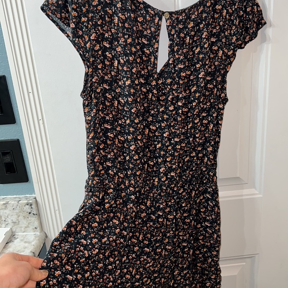 American Eagle Flowery pattern Romper - Picture 4 of 4